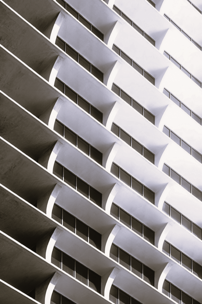 Zdjęcie nowoczesnej fasady budynku.